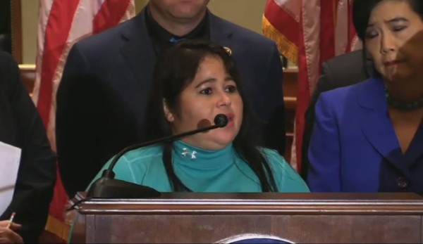 Hondureña lidera denuncia contra la detención de niños