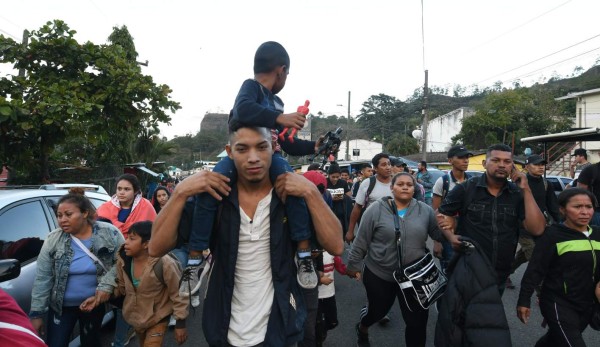 Honduran migrants heading to the United States with a second caravan walk after breaking through a police cordon in Agua Caliente, in the Honduras-Guatemala border on January 15, 2019. - Hundreds of Hondurans have set out on a trek to the United States, forming another caravan that US President Donald Trump cited Tuesday to justify building a wall on the border with Mexico. (Photo by ORLANDO SIERRA / AFP)