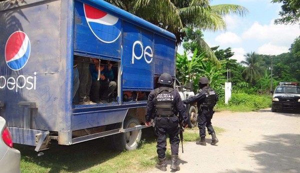 Rescatan a hondureños abandonados en camión de refrescos
