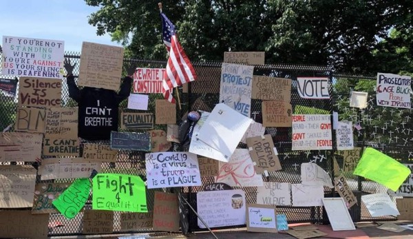 La valla que 'protesta' contra Trump