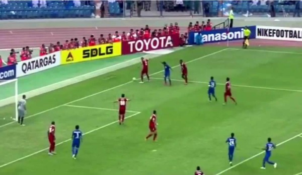 VIDEO: Futbolista comete el penal más absurdo de la historia