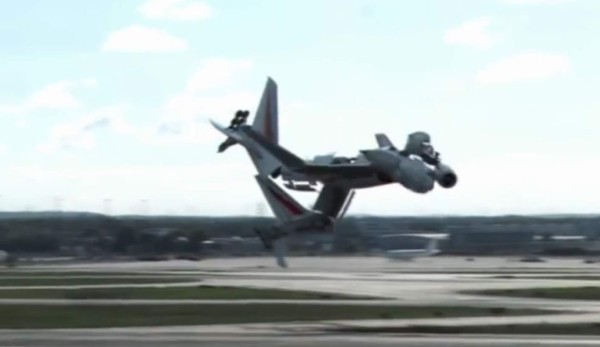 Avión a punto de aterrizar se convierte en robot