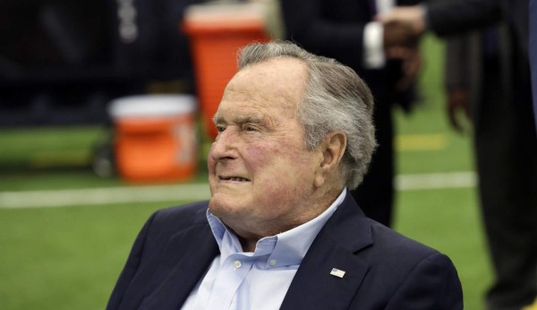George H. W. Bush trasladado de emergencia al hospital