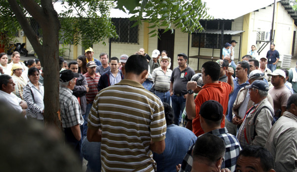 Continúa reclamo por pagos en alcaldía sampedrana