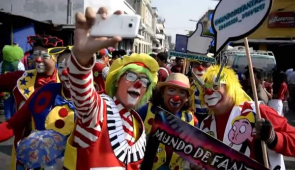 Payasos guatemaltecos salen a las calles a celebrar su día