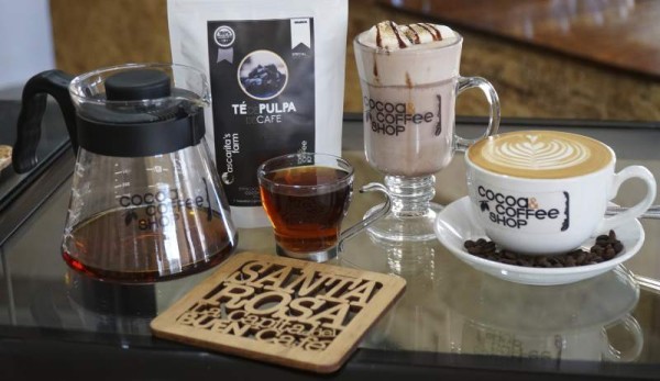 Cocoa Coffee Shop está en el barrio Mercedes, edificio Codimersa entre calle Real Centenario, cuarta avenida noreste. En la gráfica, un café capuchino, un chocolate clásico y un té de pulpa de café.