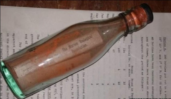 Hallan una botella con un mensaje 108 años después