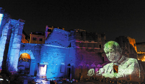 Papa llama a 'no permitir que las personas dejen su credo”