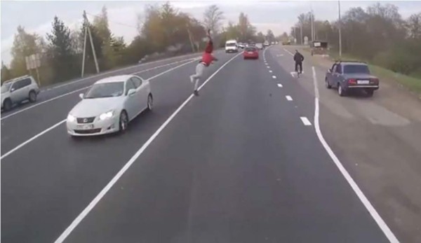 Sobrevive tras ser atropellada y volar decenas de metros