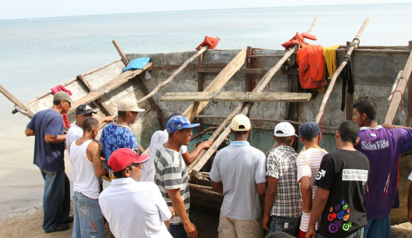 Grupo de 44 balseros cubanos llega a Colón