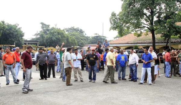 Empleados desesperados por falta de pago