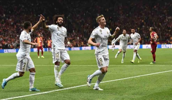 Toni Kroos festejó su anotación con Marcelo y Hazard. Foto AFP.