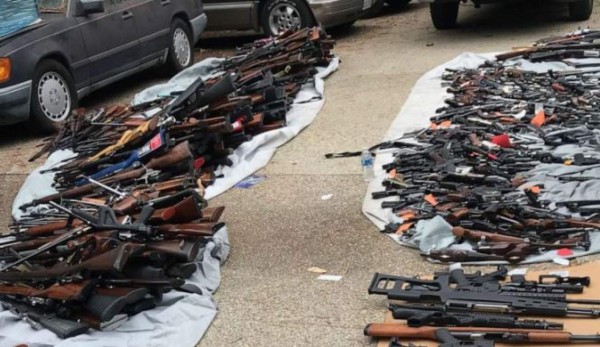 Decomisan más de 1,000 armas en una mansión de Los Ángeles