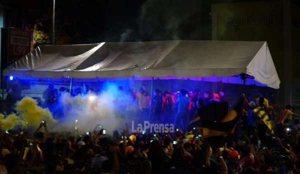 Real España festejó por todo lo alto con su afición la obtención del título