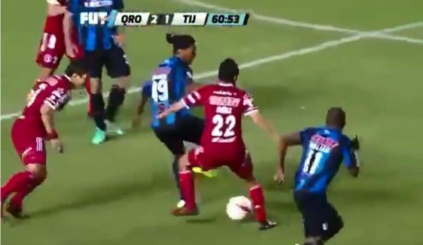 Ronaldinho volvió a lucirse con un fabuloso caño a un rival