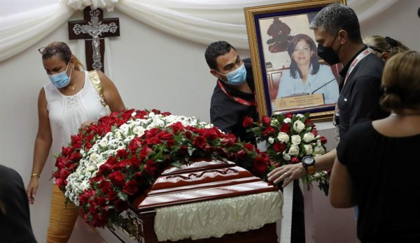 Consternación en funeral de exdiputada Carolina Echeverría