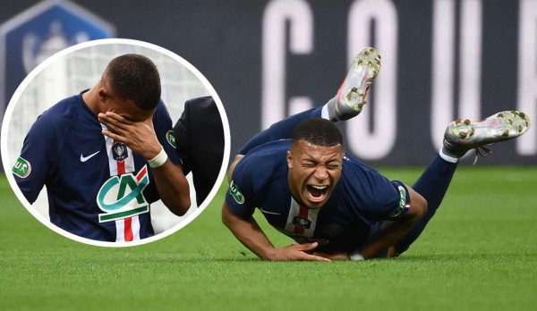Mbappé sufre una terrible entrada en la final de la Copa de Francia y se va del campo llorando