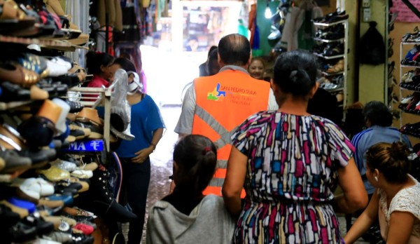 Los mercados sampedranos carecen de seguridad, aunque de vez en cuando se pueden observar a militares en las zonas aledañas a los locales públicos, no hay vigilancia permanente, lo que hace vulnerables a los vendedores y compradores a la delincuencia, sobre todo en esta temporada navideña que es cuando más tráfico hay.