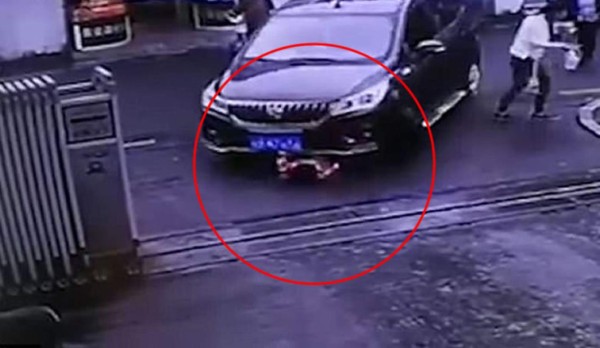 Horripilante momento en el que una niña es atropellada mientras su madre toma un café