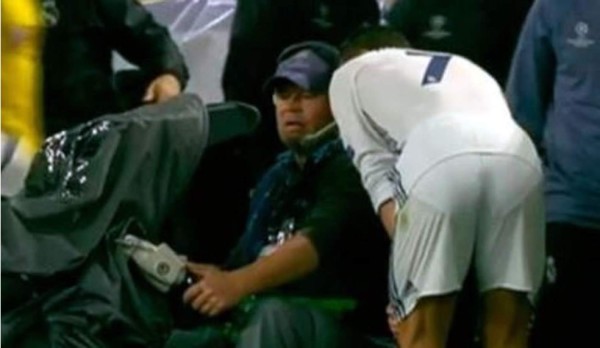 Video: Cristiano pidió a un camarógrafo ver su gol anulado