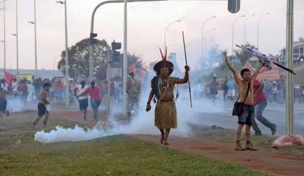 Brasil: Reprimen manifestación de índigena cerca de estadio mundialista