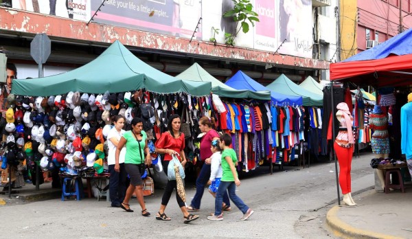 Los mercados sampedranos carecen de seguridad, aunque de vez en cuando se pueden observar a militares en las zonas aledañas a los locales públicos, no hay vigilancia permanente, lo que hace vulnerables a los vendedores y compradores a la delincuencia, sobre todo en esta temporada navideña que es cuando más tráfico hay.