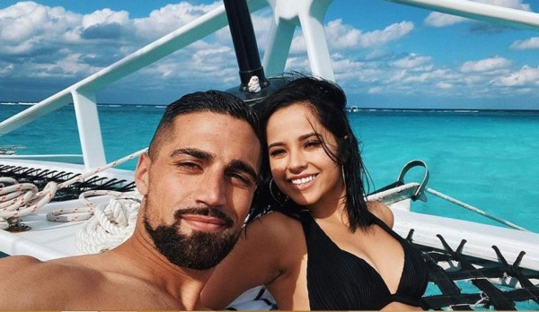 Becky G mantiene viva la pasión con Sebastian Lletget mientras hacen cuarentena con toda su familia.