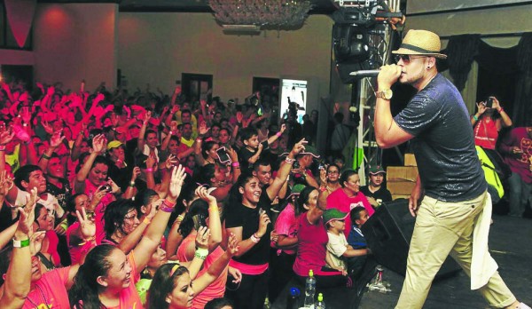 Sampedranos vibraron al ritmo de la zumba