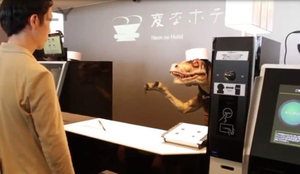 Robots dinosaurios hacen el trabajo de humanos en un hotel