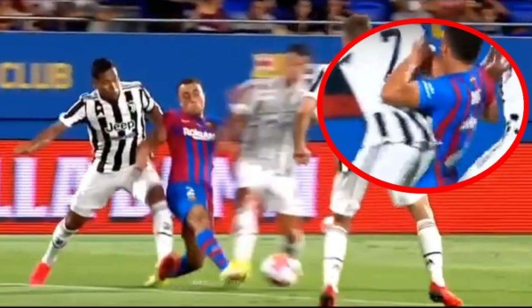 Cristiano Ronaldo propinó un codazo en el rostro de Sergiño Dest en el Barcelona-Juventus por el Trofeo Joan Gamper.