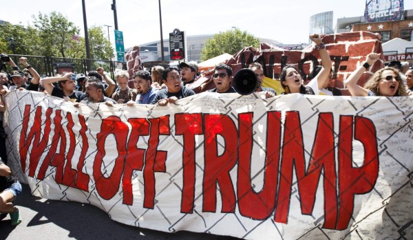 Proinmigrantes y comunistas protestan en Cleveland