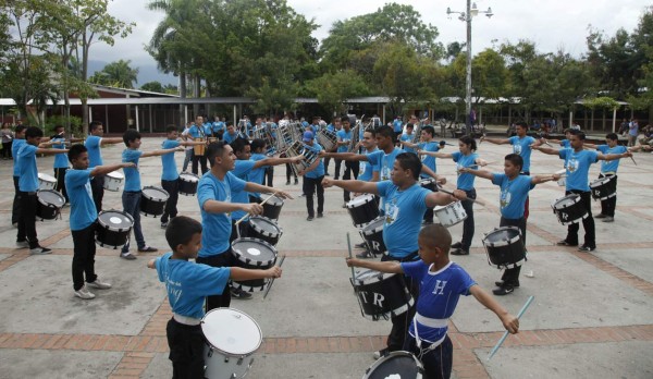 Bandas de guerra listas para poner a bailar a los sampedranos