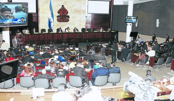 Eliminan pago de prestaciones a funcionarios