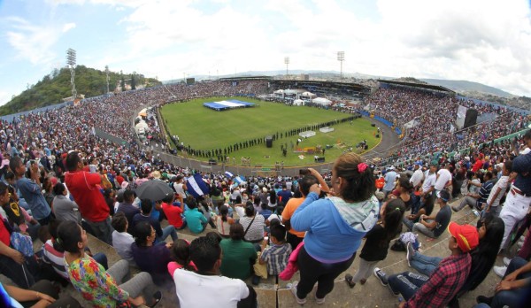 Algarabía, aplausos y fervor cívico inundan Tegucigalpa