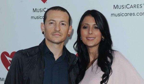 Viuda de Chester Bennington se compromete a dos años del deceso del cantante