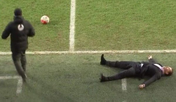 Video: Entrenador se hace 'el muerto' en Inglaterra