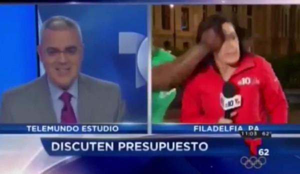 Golpean a reportera de Telemundo cuando transmitía en vivo