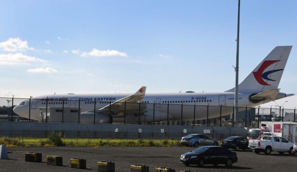 Terror en las alturas: Avión aterriza de emergencia por agujero en turbina