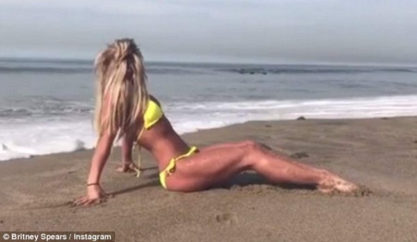 Britney Spears presume su figura en diminuto bikini  