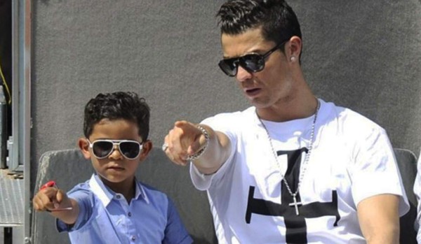 CR7 presume su abdominales junto a su hijo