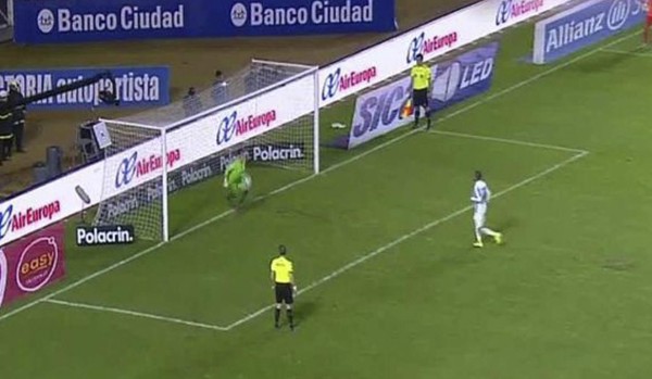 Intentó definir un penal a lo Panenka pero el portero hizo una genialidad