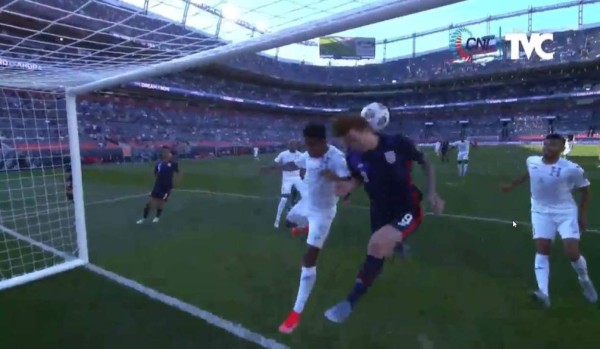 ¡Cerca Honduras! El cabezazo de Elis que sacó en la línea el estadounidense Josh Sargent