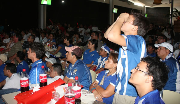 Hondureños alzan su voz: 'Perdimos con dignidad'