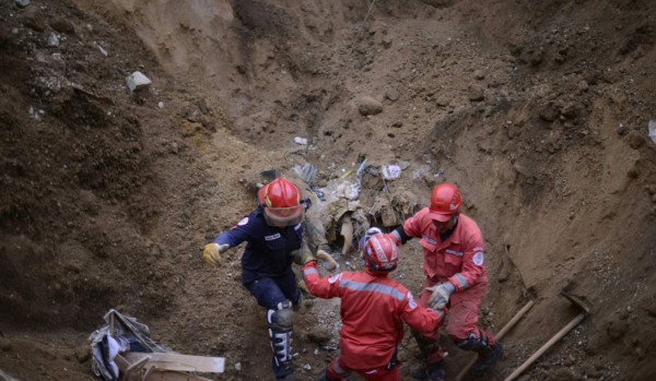 Suben a 87 los muertos por deslave en Guatemala