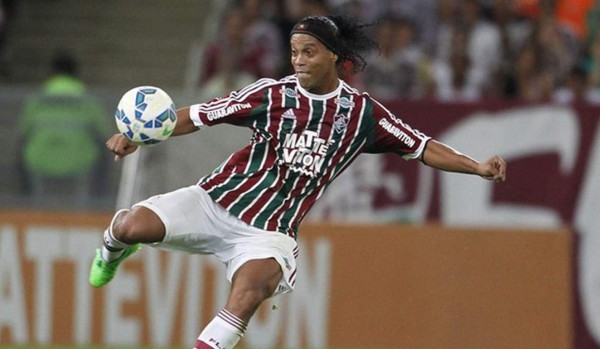 Ronaldinho sorprende con otra de sus genialidades