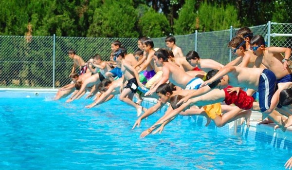 La verdadera causa de los ojos rojos después de nadar en la piscina