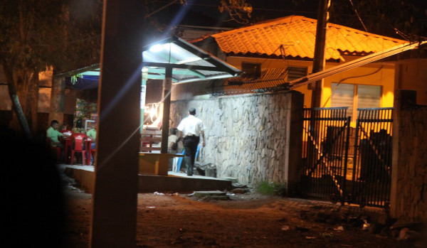 Para robarle su moto matan a barbero