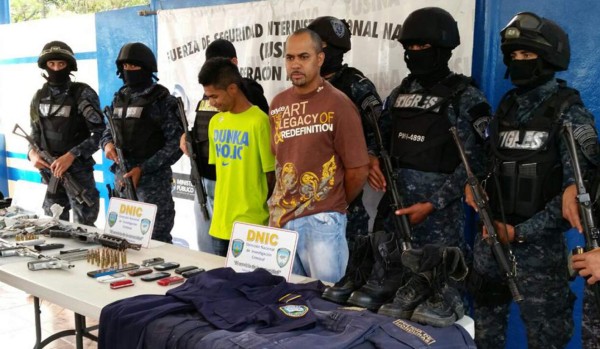 Capturan dos falsos policías que asaltaban a conductores