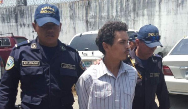 Capturan a hombre acusado por el asesinato de tres personas