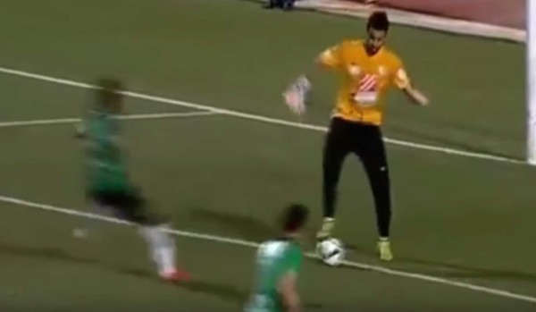 Arquero humilló al rival con giro a lo Zidane